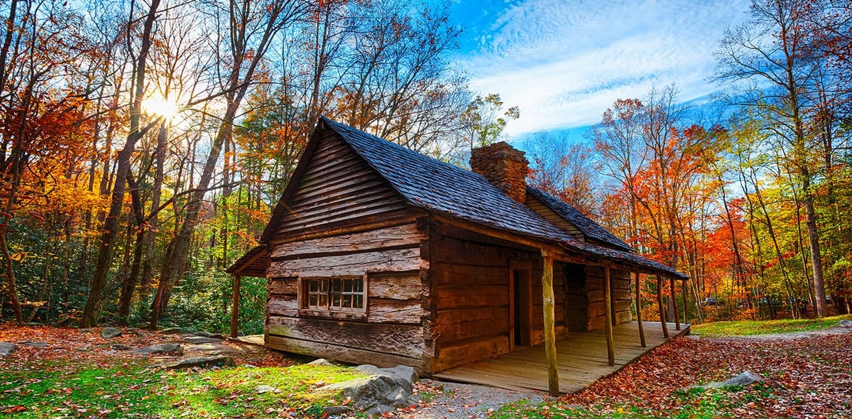  Gtlinburg, Tennessee   Dù không khí se lạnh tràn về nhưng một số thị trấn Mỹ vào thu lại đẹp đến mê hoặc lòng người. Ở thị trấn Gtlinburg, Tennessee, nằm trong trung tâm của thung lũng Great Smoky, lá đã bắt đầu đổi sang đỏ.  Tại thị trấn nhỏ bé này ở trung tâm của dãy núi Great Smoky, lá bắt đầu thay đổi. Từ trên cao, bạn có thể nhìn thấy một tranh nhuộm sắc đỏ của lá trên nền cỏ xanh mượt đẹp lung linh.